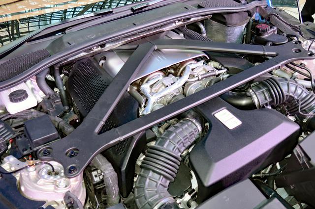 画像: 510psと685Nmを発生する4.0LのV8ツインターボは、バンク内側にターボを装着する。