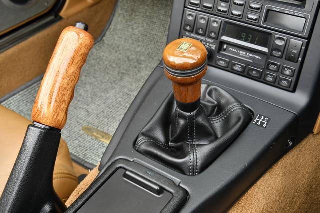 画像: ウッドを使用したナルディ製のシフトノブとパーキングブレーキレバーを標準装備した。