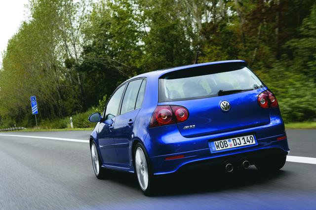 画像: 3.2L V6と4MOTIONを組み合わせたゴルフR32。先代でも人気者となったスペシャルモデルは5代目ゴルフでさらに進化して登場した。