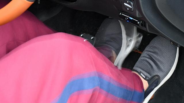 画像: 左足ブレーキはペダルの踏み間違い防止に有効な面があるが、パニックブレーキ時の効果に懐疑的な見方もある。