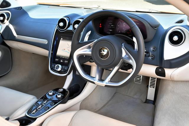画像: インパネまわりは他のマクラーレン車と大きく変わらない。ナビの画面は、最近のクルマとしては少し小さい。