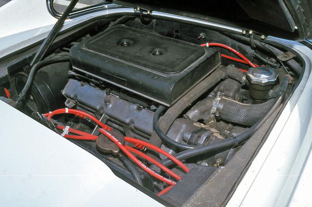 画像: 横置きミッドシップ搭載される2.4LのV6 DOHCは、圧縮比9.1とウエーバー40DCNF/7キャブ×3基で195psを発生した。