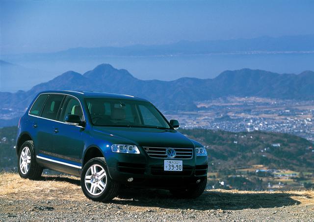 画像: 日本においてはフォルクスワーゲンの最上級モデルとなるトゥアレグ。ラインナップは3.2LのV6と4.2LのV8を用意するほか、2005年には限定で6L W12を搭載するW12スポーツも販売された。2003年9月のデビュー以来、変更されたのは3.2Lエンジンやステアリング系など細部のみで変わらぬ姿を保っている。スロバキア・ブラティスラバ工場製。2006年最新仕様のフォルクスワーゲン。