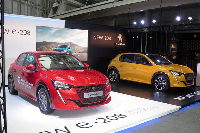 画像: 2019年秋のイベントで日本初お披露目された、新型プジョー 208(右)とEVのe-208。