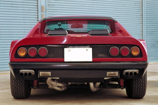 画像: フェラーリとピニンファリーナのタッグで生まれた優美なデザイン。365GT/4 BBは3連テールランプと左右の3連エキゾーストが特徴。