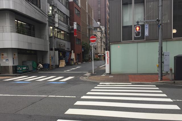 画像: 歩行者の中には、信号を守らなかったり、横断禁止の場所でも通行したりと、違反をする人も多い。