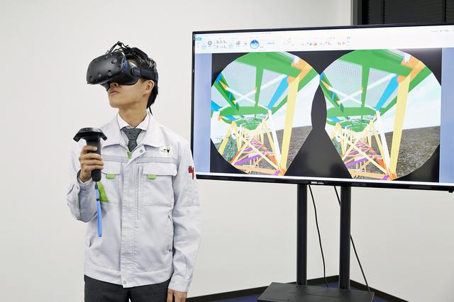 画像: VRヘッドセットを装着して、橋梁の構造を立体的に再現し、体感しながら学ぶことができる。