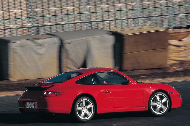 画像: 水平対向+リアエンジンというパッケージにこだわり続ける911カレラ。