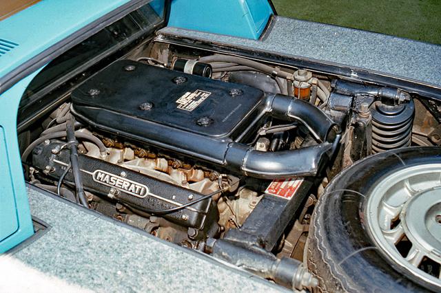 画像: 総アルミ製4.7LのV8 DOHCはウエーバー製2チョークキャブを4基装着。中速域トルク特性を重視した設定だ。