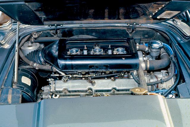 画像: マセラティがシトロエンに供給していた3LのV6 DOHCを横置き搭載。ミッションは5速MTを組み合わせる。