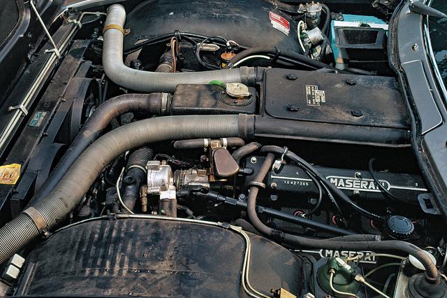 画像: フロントに搭載された4980ccのV8 DOHCは320psと49.0kgmを発生した。
