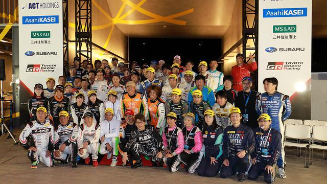 画像: 「セントラルラリー愛知・岐阜2019」に参戦のドライバー&コ・ドラーバー全員集合!前列センターには俳優の哀川 翔さんの姿も。ところで竹岡 圭さんはどこ?