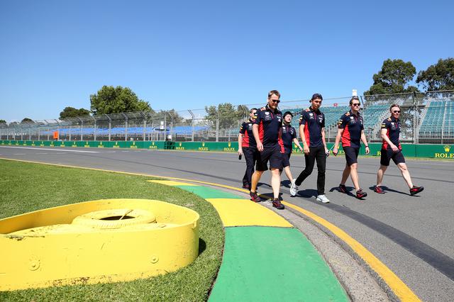 画像: 開幕戦オーストラリアGPに向けて、前日、コースを下見するレッドブル・ホンダ チーム。