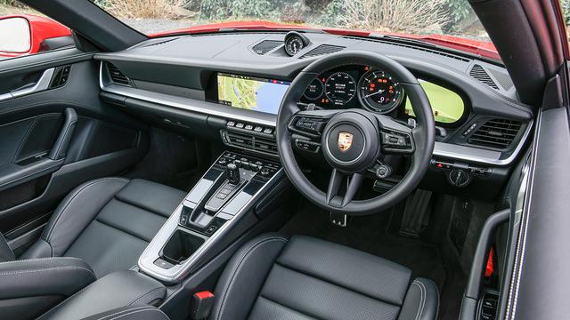 画像: 試乗車はスタンダードインテリアのブラック。これにオプションのアルミニウムインテリアパッケージを装備する。