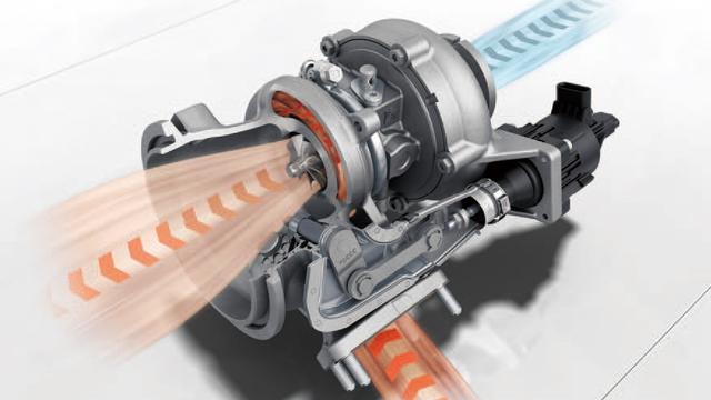画像: 電子制御のウエストゲートバルブを持つシンメトリック構造の大型ターボチャージャー2基により過給を行っている。