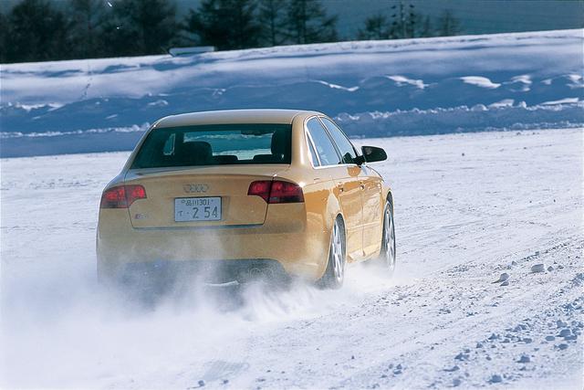 画像: アウディS4はエンジン縦置きFFレイアウトをベースに4WD化、乗用車の世界に4WDを持ち込んだ長年の経験、ノウハウが生かされている。