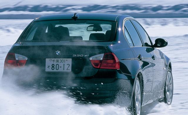 画像: BMW3シリーズはエンジン縦置きFRレイアウトをベースに、後輪に的確にトルクを配分する。