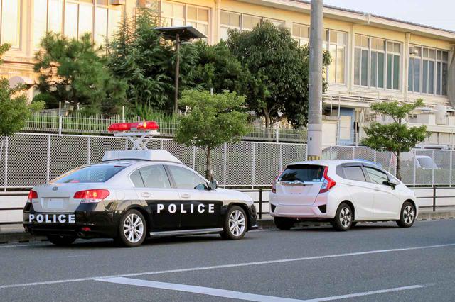 画像: 警察官に呼び止められて気が動転してしまうかもしれないが、焦らず怒らず、警察官の質問には一度落ち着いてから受け答えしよう。