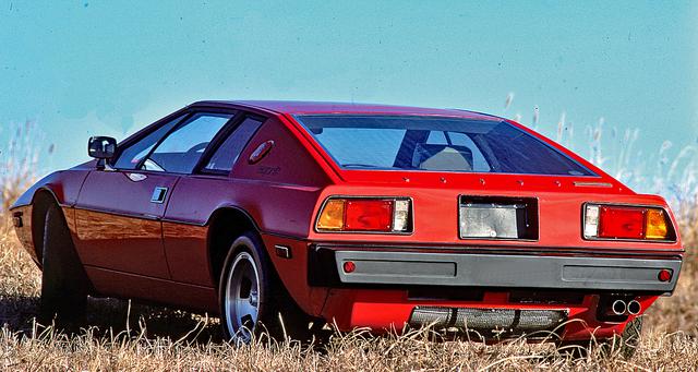 画像: 今までのロータス車とは一転、未来的なスタイリングとなったエスプリ。映画「007」のボンドカーにも採用された。