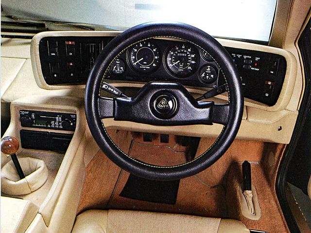 画像: それまでのロータス車に比べてラグジュアリー感を増したインテリア。メーターはイタリアのヴェリア製。