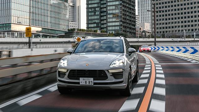 画像: フロントエプロンのデザインはターボ専用。ダブルウイングタイプの固定式ルーフスポイラーもターボ独自の装備だ。