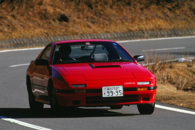 画像: 「大人のスポーツカー」を標榜した2代目FC3S型は、エンジン、車格ともワンランクアップした。最高速は238.5km/hをマークした。