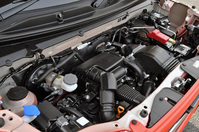画像: 試乗車は64ps/98Nmを発生するターボエンジンにマイルドハイブリッドを組み合わせる。