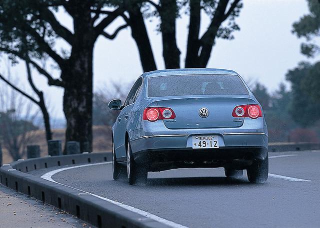 画像: パサートV6 4MOTION。2710mmというロングホイールベースがきいているのか、安定した走りを見せた。特に、3.2V6 4MOTIONのどっしりとした走りが印象的だった。