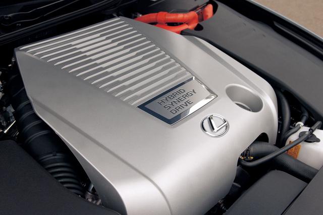 画像: デュアルインジェクター式D-4S搭載の2GR-FSE V型6気筒エンジンと交流同期型モーターを組み合わせたハイブリッド。システム最高出力は345psを発揮、それでいて10・15モード燃費は14.2km/Lと発表されている。