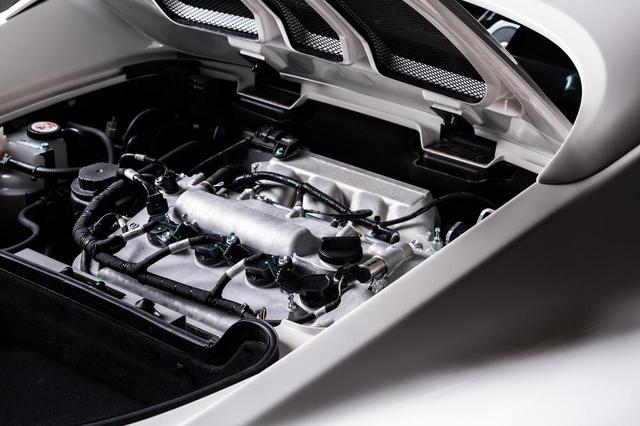 画像: 写真はエリーゼ スポーツ 220に搭載されている2ZR-FEエンジン。ロータス独自のECUや燃料噴射装置、スーパーチャージャー装着といったチューニングも施されている。パワーは220ps/250Nmを発生する。