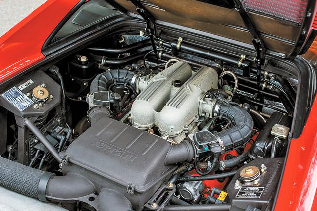 画像: 3.4LにアップしたV8 DOHCを横置きから縦置きに変更。重量バランスの最適化が図られている。