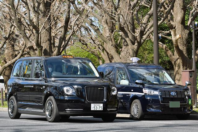 画像: JPNタクシーと並べてみる。ひとまわり以上も大きいし、ドライバーの目線の高さも違う。