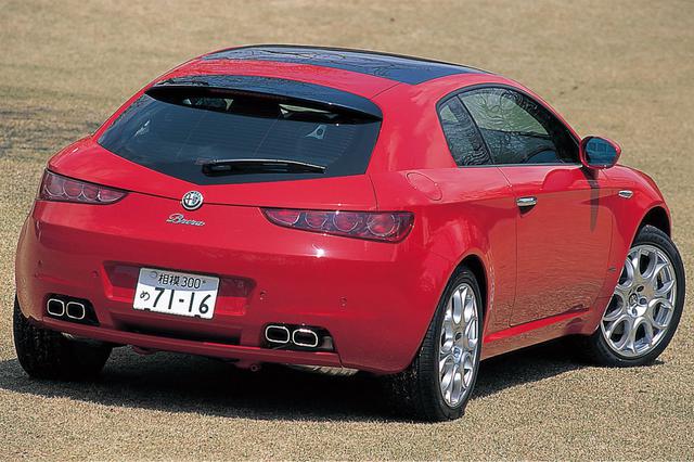 画像: ブレラ スカイウインドウ 3.2JTS Q4。3.2L V6直噴エンジン、Q4システム、6速MTの組み合わせ。精悍なイメージのテールランプ、小振りな5角形リアウインドウ、センターエンブレム、左右デュアル出しマフラーが印象的。