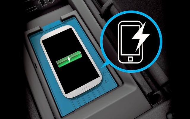 画像: スマートフォンのワイヤレスチャージング機能も標準装備。