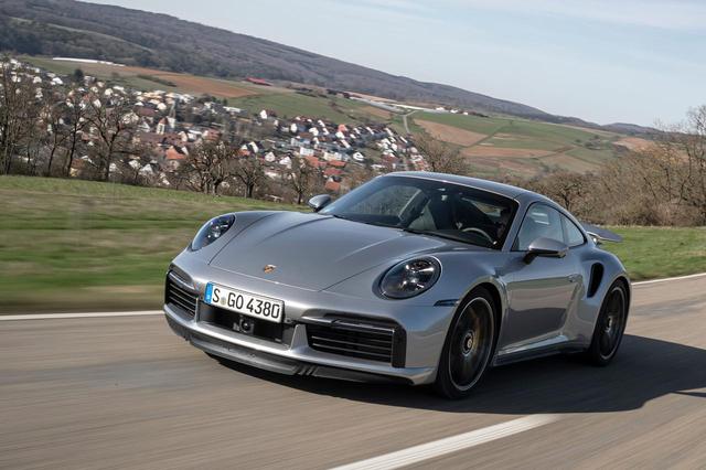 画像: クーペボディの911ターボSは、0→100km/h加速は2.7秒、最高速度は330km/hに達する。
