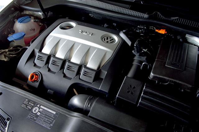 画像: 2.0TDIエンジン。最高出力は1.4TSIと同じ170psだが、最大トルクが350Nm(1.4TSIは240Nm)と大きく違う。低回転でも十分にターボが効くように、排気の流量に応じてタービンホイールに向けたガイドベーンの角度を変える可変ジオメトリー式ターボを採用。