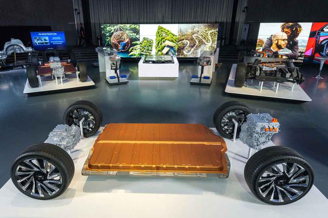 画像: GMが開発した次世代EVプラットフォーム。ホンダはこれをベースにしたモデルふたつを北米市場に投入予定だと発表した。