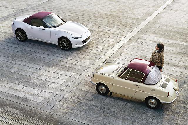 画像: R360クーペ(写真右)とロードスター特別記念車。