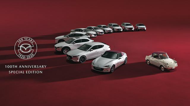画像: 100周年記念スペシャルロゴと特別記念車(海外仕様)。