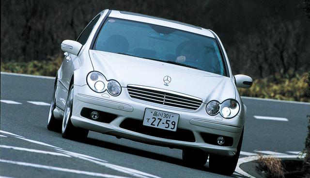 画像: 5.5L V8エンジンを搭載するためにフロントノーズを延長したC55AMG。