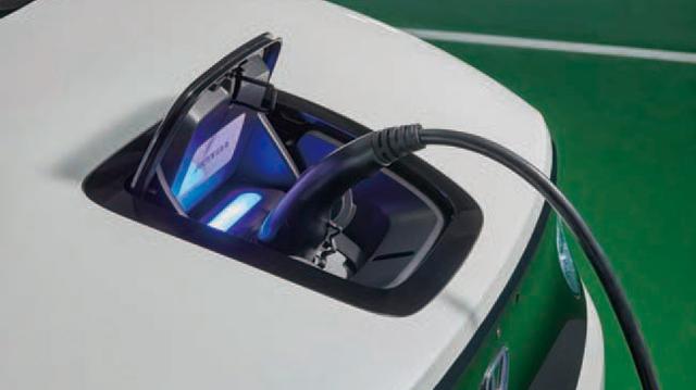 画像: 100kWの直流急速充電での80%充電時間は約30分、7.4kWのウォールボックスで4時間、家庭用電源(ドイツは200V)で19時間。