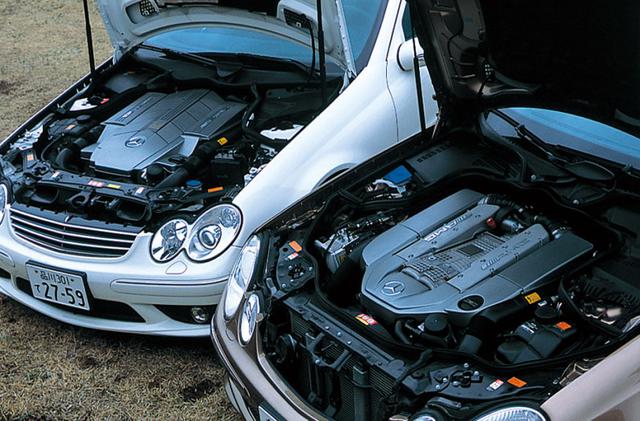 画像: 左がC55 AMG 5.5L V8自然吸気367ps、右がE55 AMG 5.5L V8スーパーチャージャー476ps。