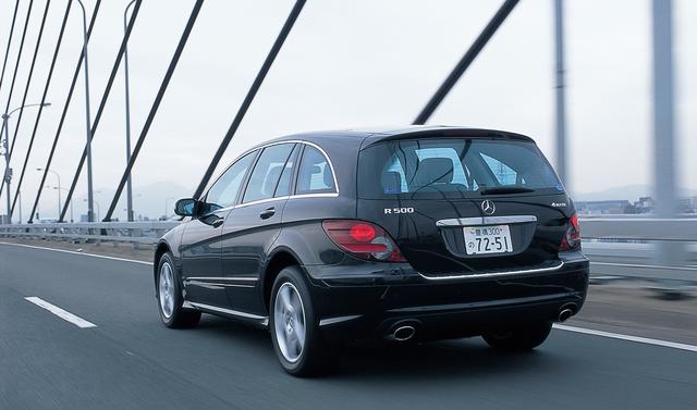 画像: 福岡市内の都市高速道路を走るR500 4MATIC。Rクラスはフルタイム4WDシステムを搭載する3列シートの大型豪華モデルとして登場した。