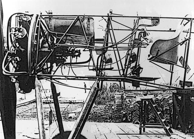 画像: フォッカーと同機の骨組みだけの機体。左端がプロペラで右端が操縦席。星型ロータリーエンジンが、いかに小型かわかる。