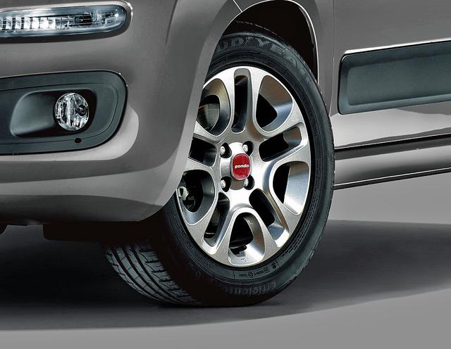 画像: 14インチのアルミホイールと175/65R14タイヤ。