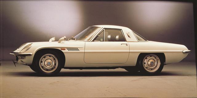 画像: 1967年9月に発売となったコスモスポーツ。RE研究部が心血を注いだ10A型ロータリーエンジンは、当時の国産車としては傑出したハイスペックとなった。