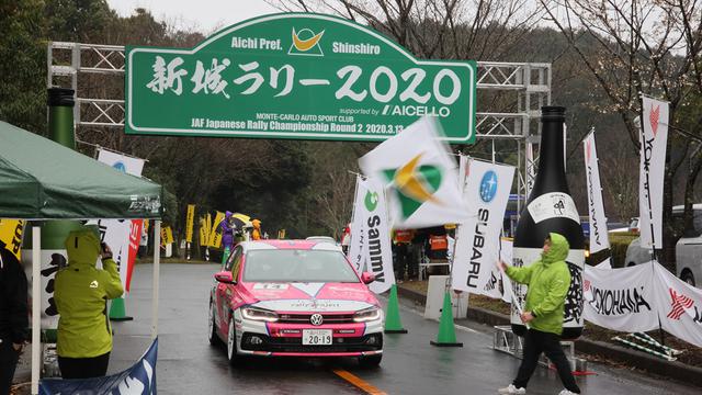 画像: DAY1はあいにくの雨のスタート。この後、コース上で大きなアクシデントが待ち構えていた。