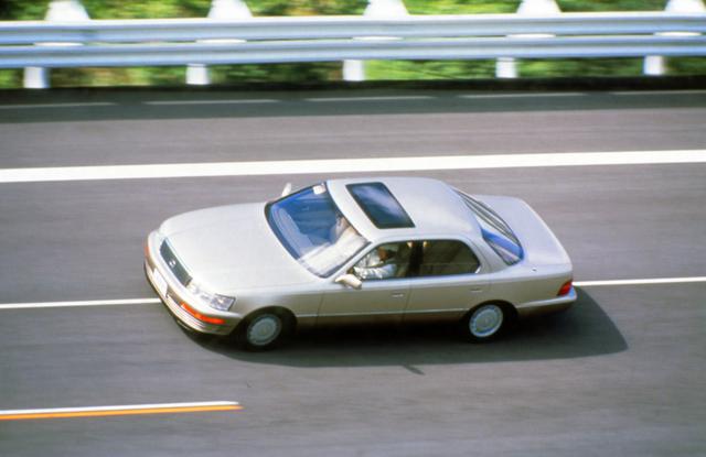 画像: テストコースを疾走するLS400。ここに至るまでに100台以上の試作車をつぶした、など数々の伝説を生んでいる。
