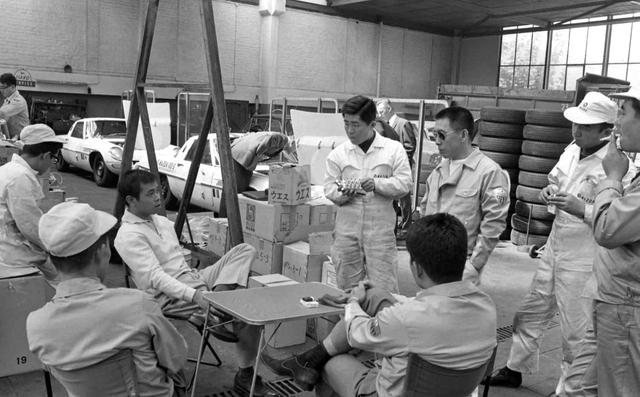 画像: 1968年のマラソン・デ・ラ・ルートでのひとこま。ワークスとは言え小所帯で現地に溶け込んだ。これは後のルマン参戦スタイルと同様だ。