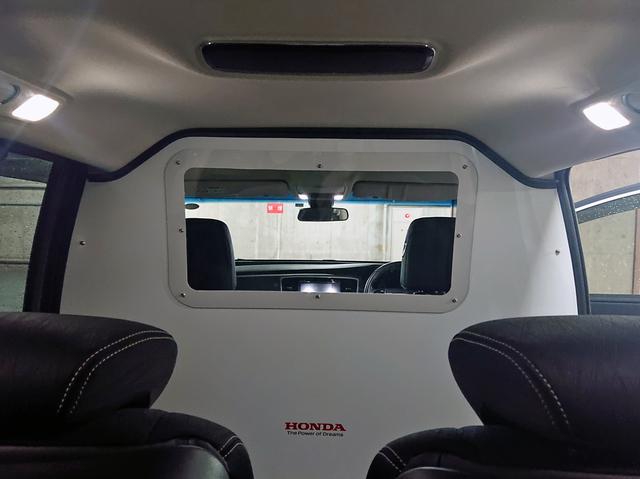 画像: 車両内部に設置された、運転席と後部座席の仕切り。